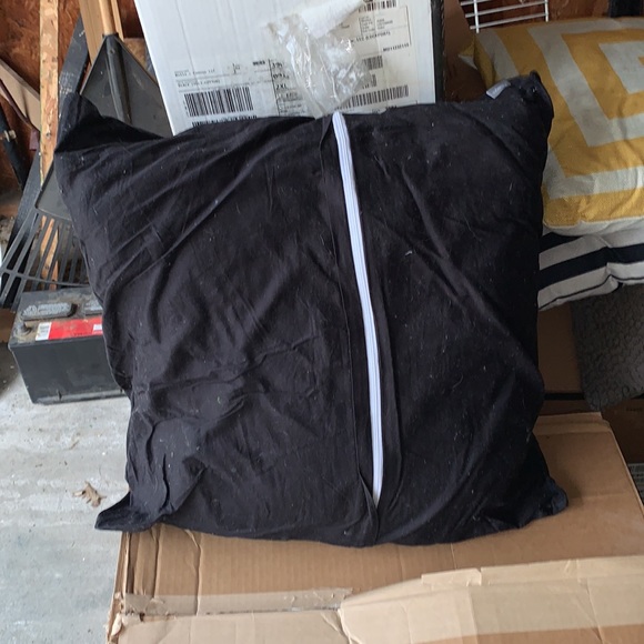 Black pillow - Picture 2 of 2